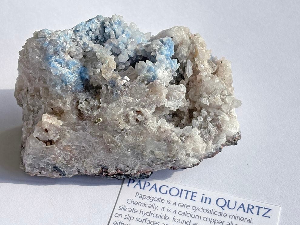 インクルージョン水晶原石（内包物あり）