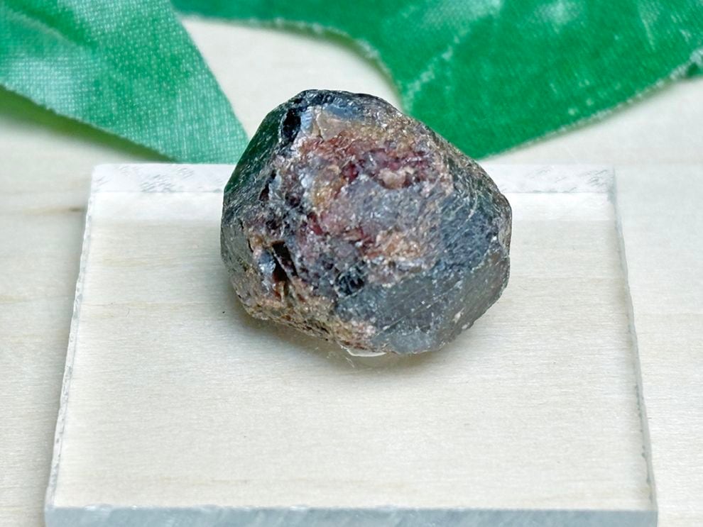 新疆ウイグル自治区産 アルマンディンガーネット / Almandine Garnet ( 鉄礬柘榴石 )【ミニチュア鉱物】