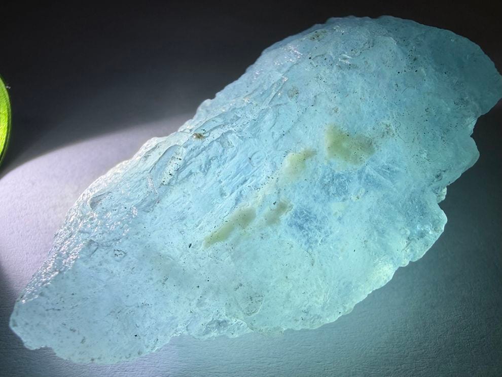 モザンビーク産 アクアマリン ラフ  / aquamarine ( 緑柱石 )