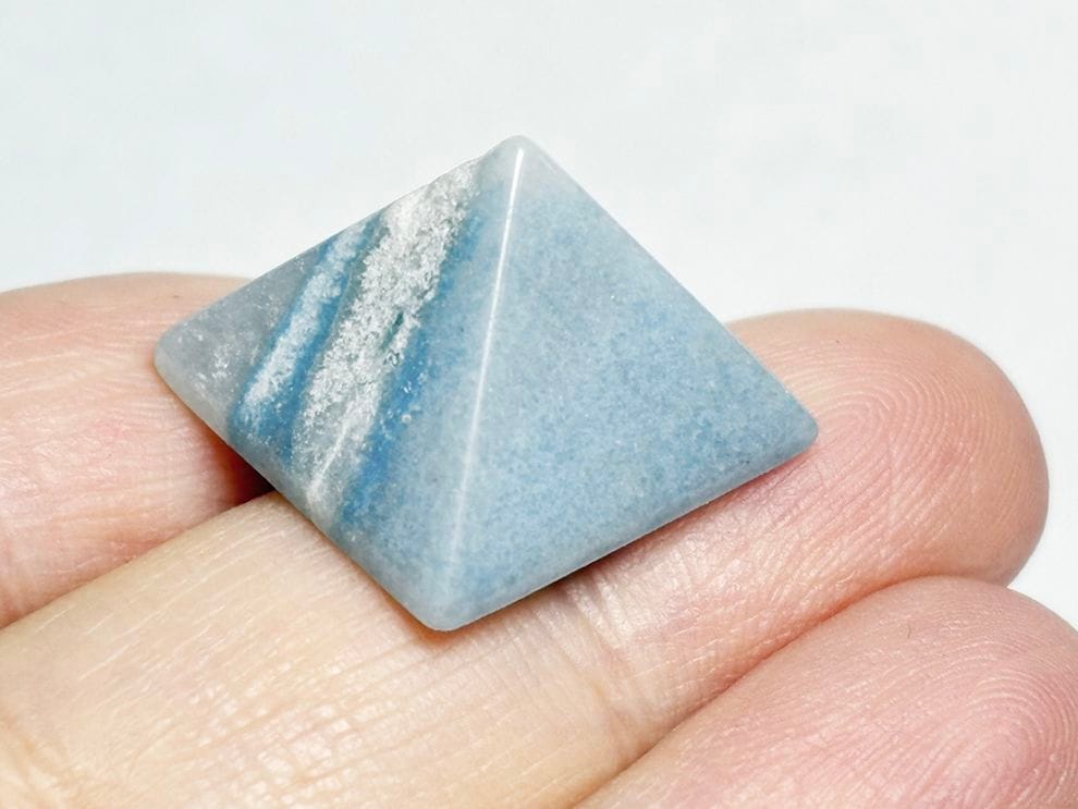 ブラジル産 トロレアイト  ピラミッド型彫刻 / Trolleite