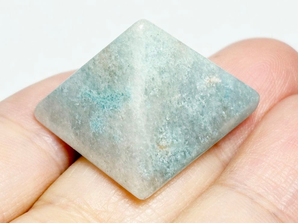 ブラジル産 トロレアイト  ピラミッド型彫刻 / Trolleite