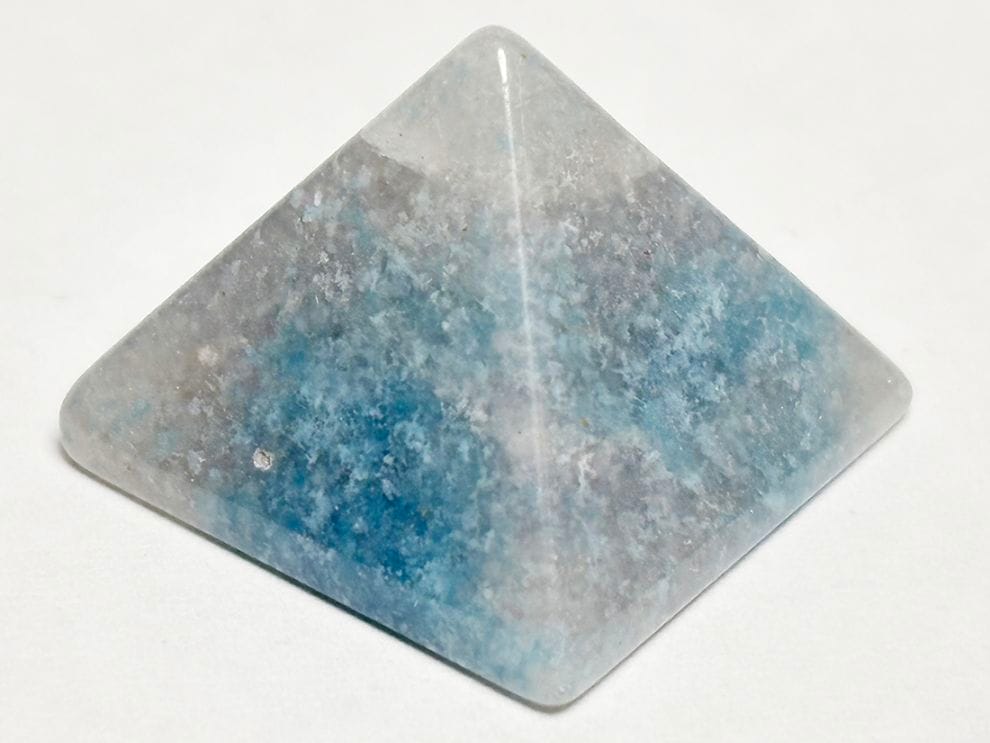 ブラジル産 トロレアイト  ピラミッド型彫刻 / Trolleite