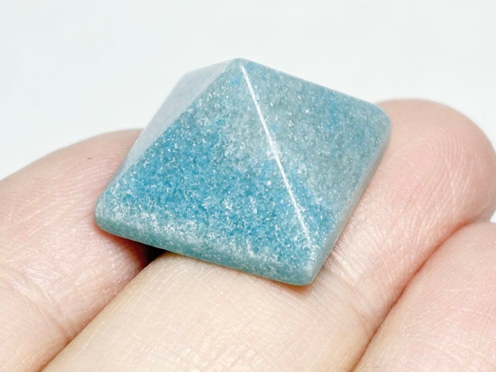 ブラジル産 トロレアイト  ピラミッド型彫刻 / Trolleite