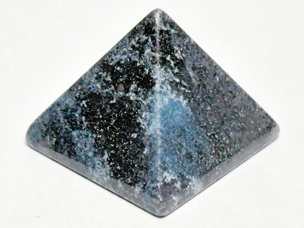 ブラジル産 トロレアイト  ピラミッド型彫刻 / Trolleite