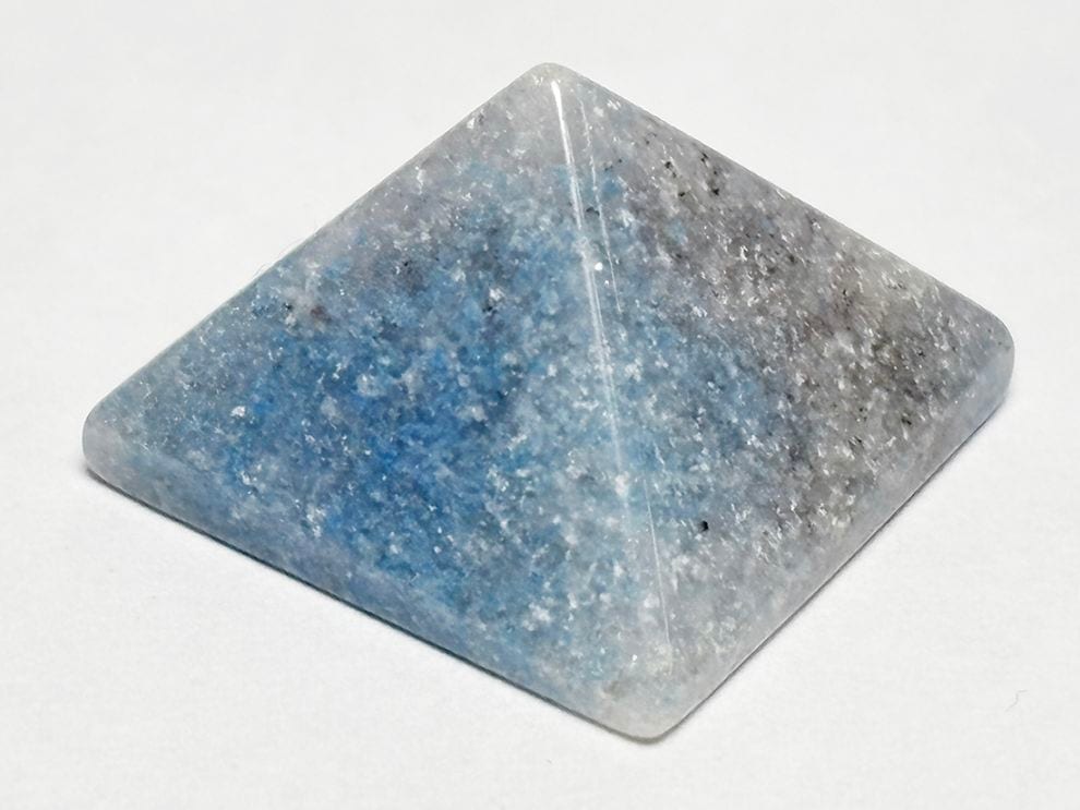 ブラジル産 トロレアイト  ピラミッド型彫刻 / Trolleite