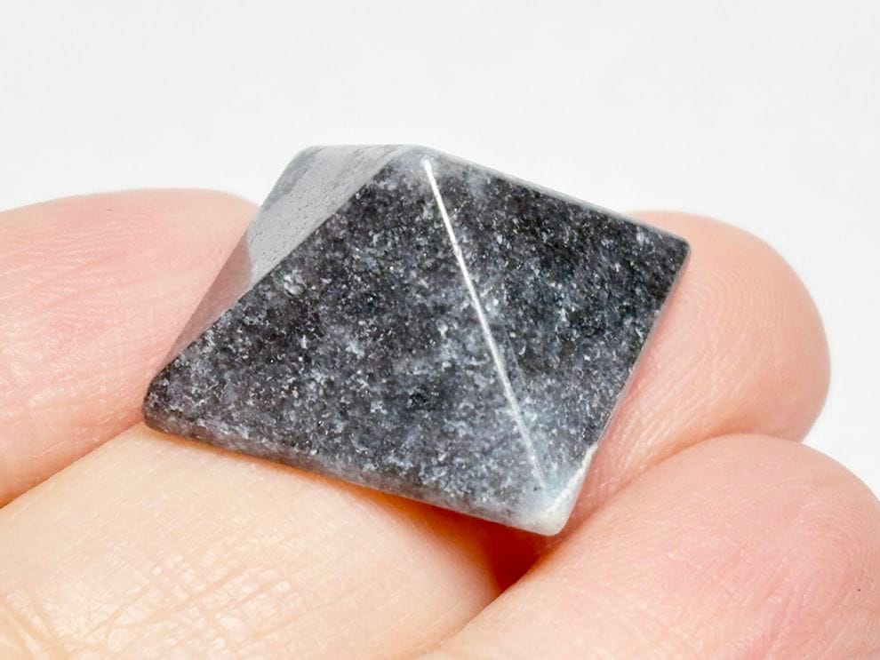 ブラジル産 トロレアイト  ピラミッド型彫刻 / Trolleite