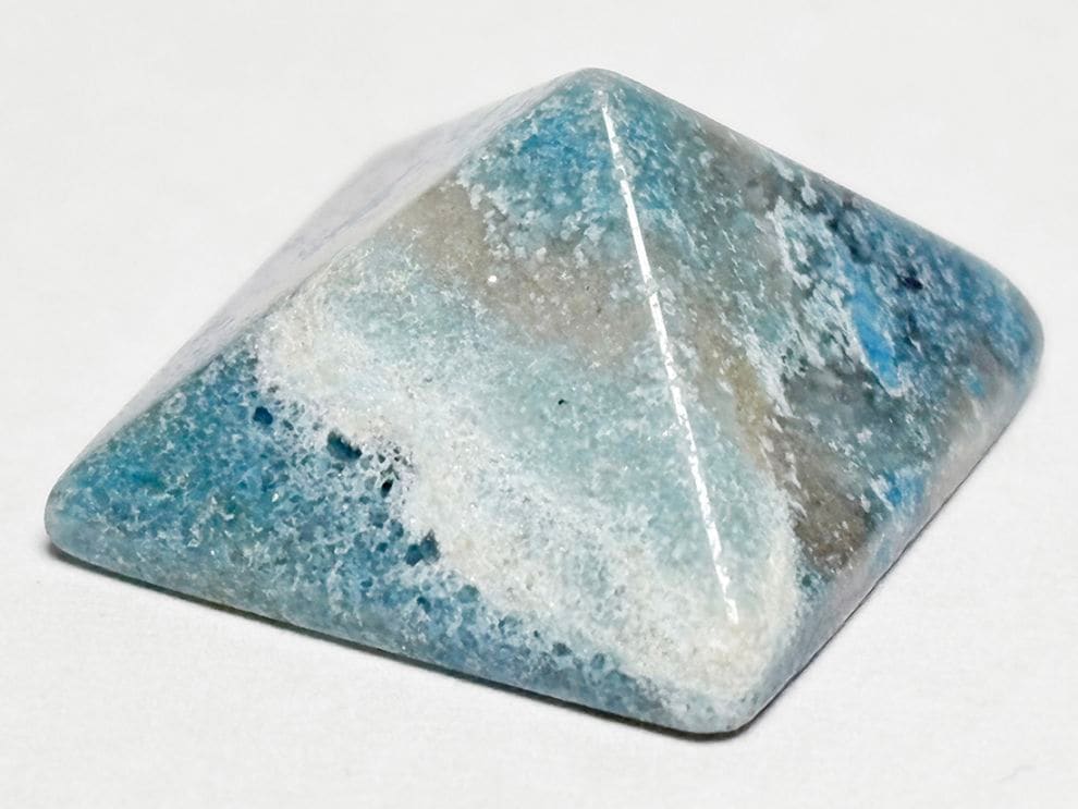 ブラジル産 トロレアイト  ピラミッド型彫刻 / Trolleite