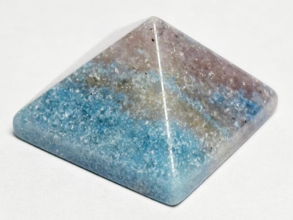 ブラジル産 トロレアイト  ピラミッド型彫刻 / Trolleite