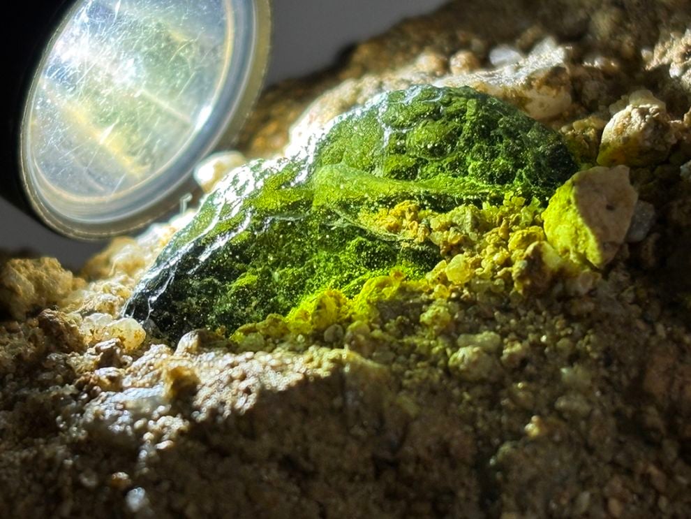 【レア】チェコ産 母岩付きモルダバイト  / Moldavite