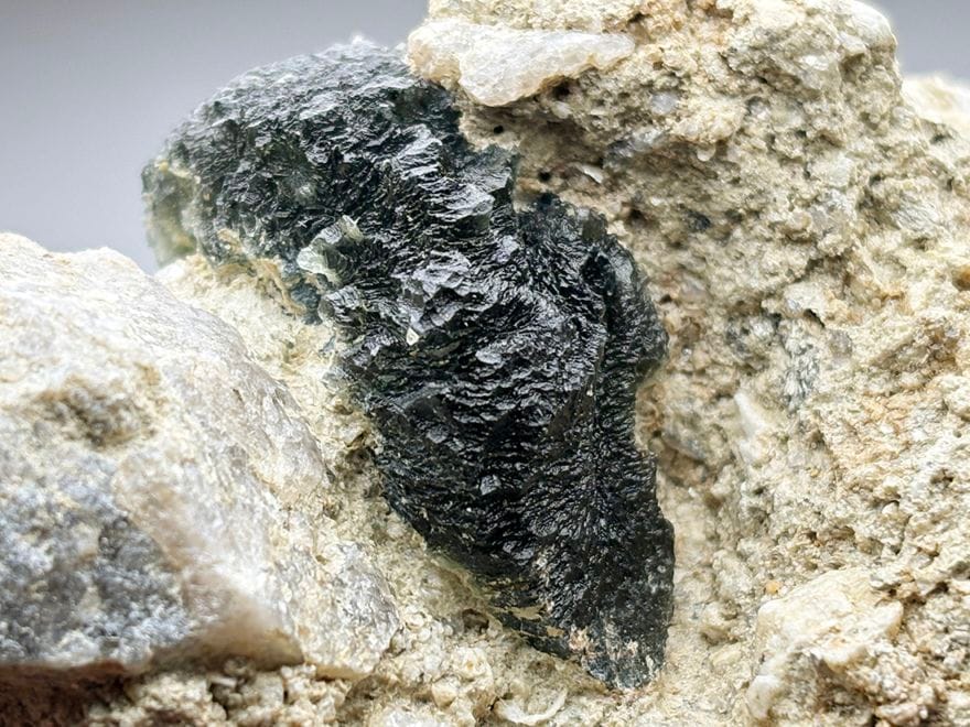 【レア】チェコ産 母岩付きモルダバイト  / Moldavite