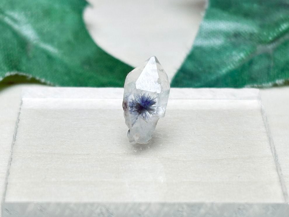 ブラジル産 デュモルチェライト in クォーツ / dumortierite in quartz【ミニチュア鉱物】