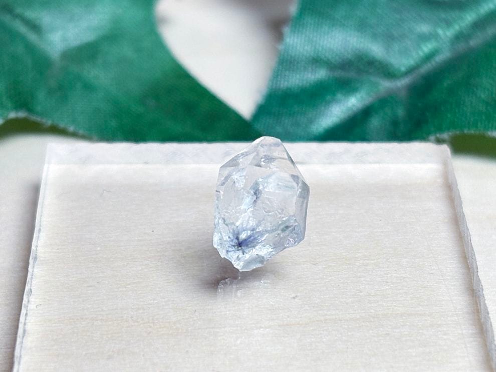 ブラジル産 デュモルチェライト in クォーツ / dumortierite in quartz【ミニチュア鉱物】