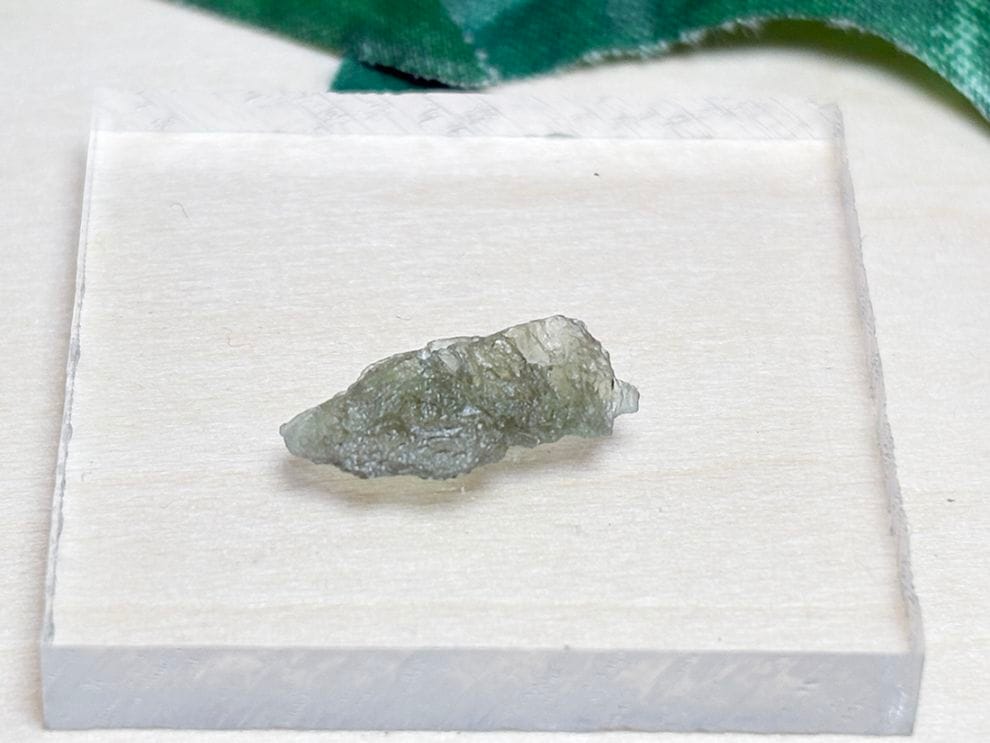 チェコ産 モルダバイト / moldavite ( モルダウ石 )【ミニチュア鉱物】