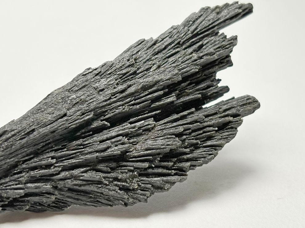 ブラジル産 ブラックカイヤナイト ( 藍晶石 ) / Black Kyanite