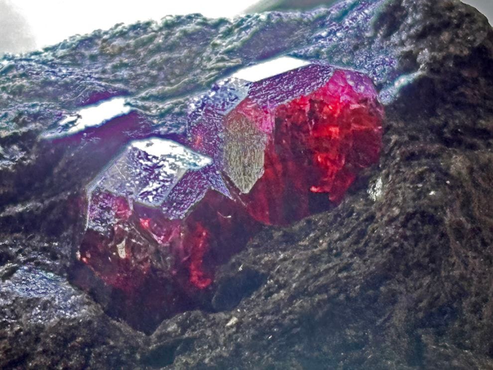 アラスカ州産 アルマンディンガーネット (母岩付き)/ Almandine Garnet 