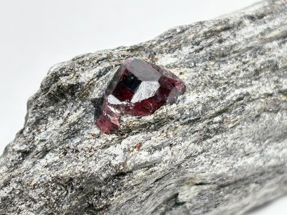 アラスカ州産 アルマンディンガーネット (母岩付き)/ Almandine Garnet 