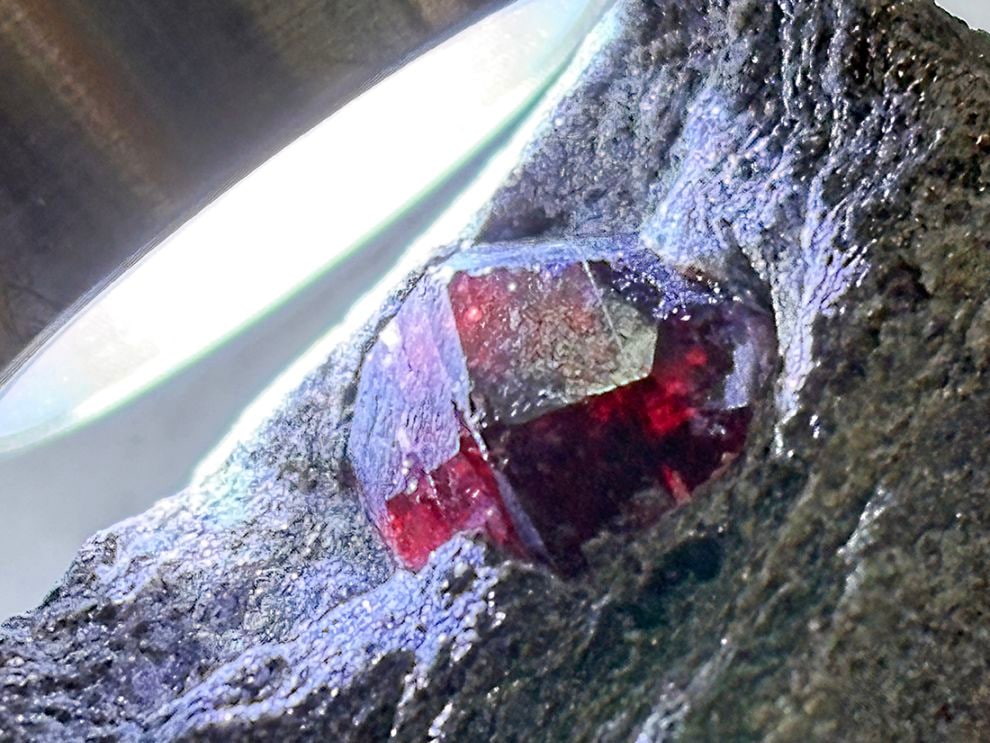 アラスカ州産 アルマンディンガーネット (母岩付き)/ Almandine Garnet 