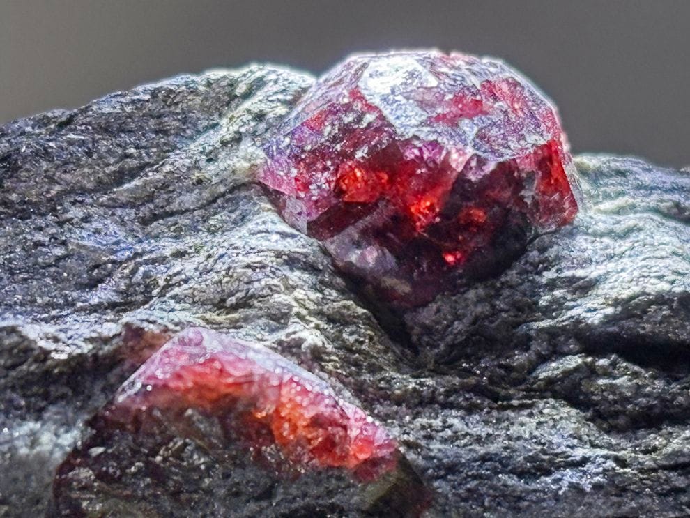 アラスカ州産 アルマンディンガーネット (母岩付き)/ Almandine Garnet 
