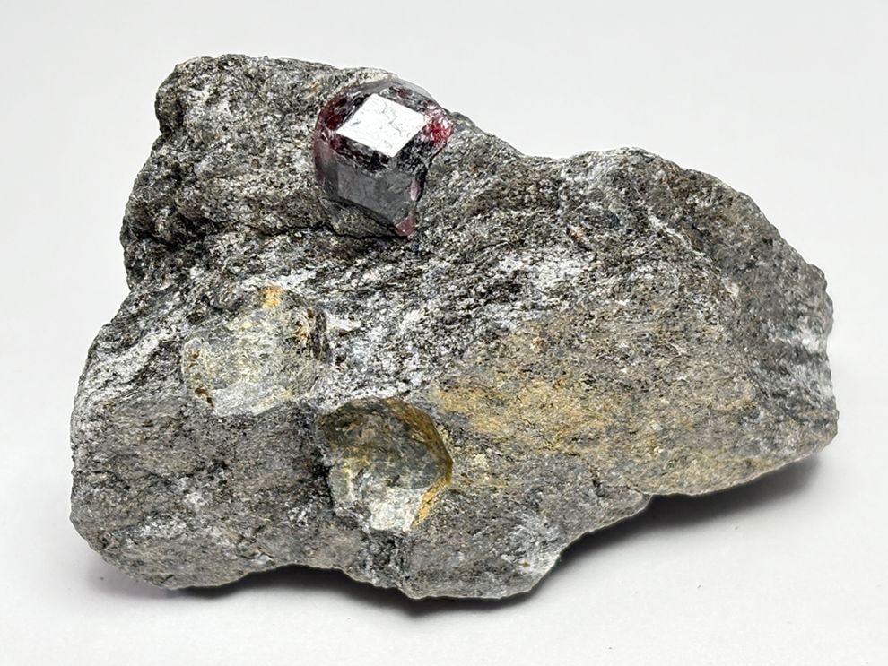 アラスカ州産 アルマンディンガーネット (母岩付き)/ Almandine Garnet 
