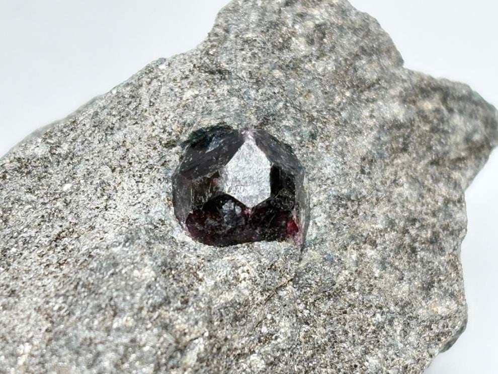 アラスカ州産 アルマンディンガーネット (母岩付き)/ Almandine Garnet 