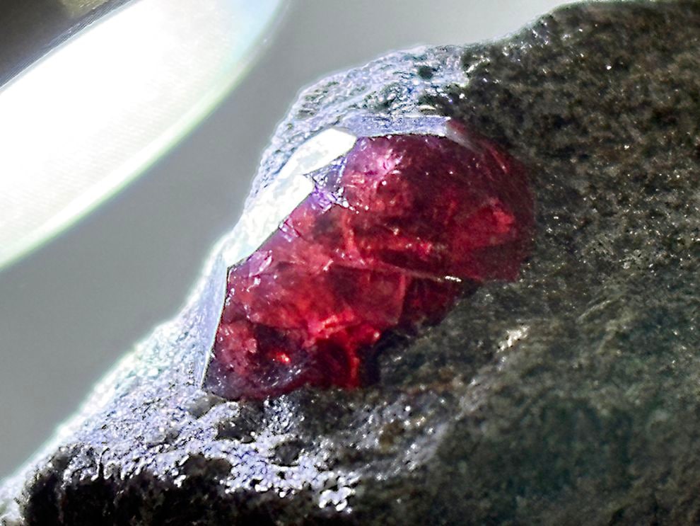 アラスカ州産 アルマンディンガーネット (母岩付き)/ Almandine Garnet 