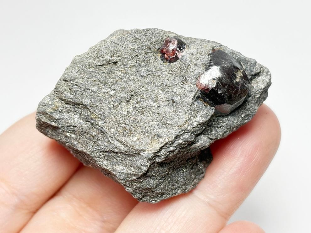 アラスカ州産 アルマンディンガーネット (母岩付き)/ Almandine Garnet 