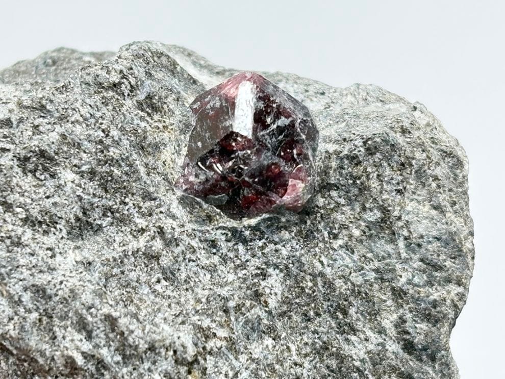 アラスカ州産 アルマンディンガーネット (母岩付き)/ Almandine Garnet 