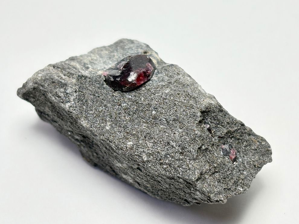 アラスカ州産 アルマンディンガーネット (母岩付き)/ Almandine Garnet 