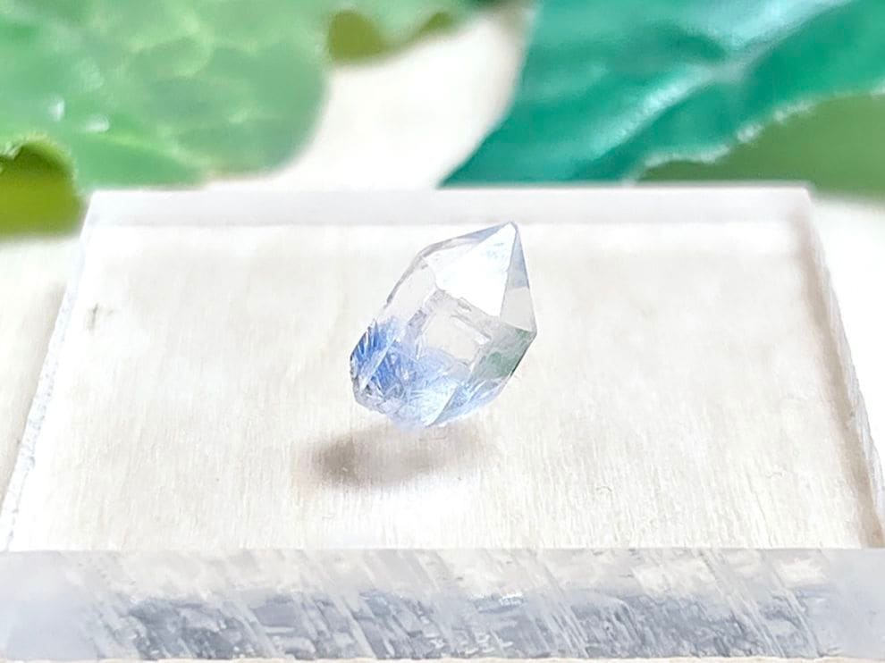 ブラジル産 デュモルチェライト in クォーツ / dumortierite in quartz【ミニチュア鉱物】