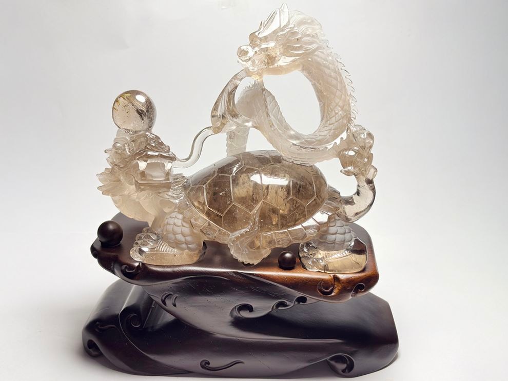 スモーキークォーツ龍亀(ロングイ) 彫刻 (木製台座付き)/Smoky Quartz