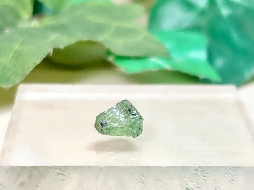 タンザニア産 ツァボライトガーネット / tsavorite garnet ( 灰礬柘榴石 )【ミニチュア鉱物】