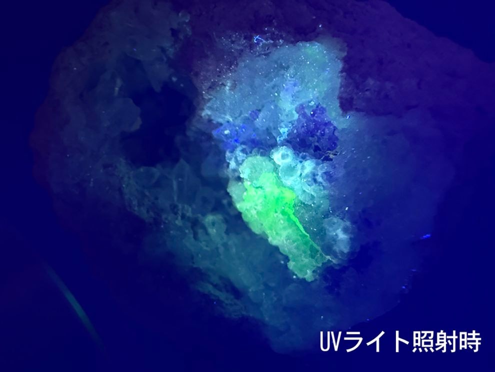 (蛍光) メキシコ産  スピリットフラワージオード  (カルセドニー ＆ フローライト) / Chalcedony & Flourite Geode