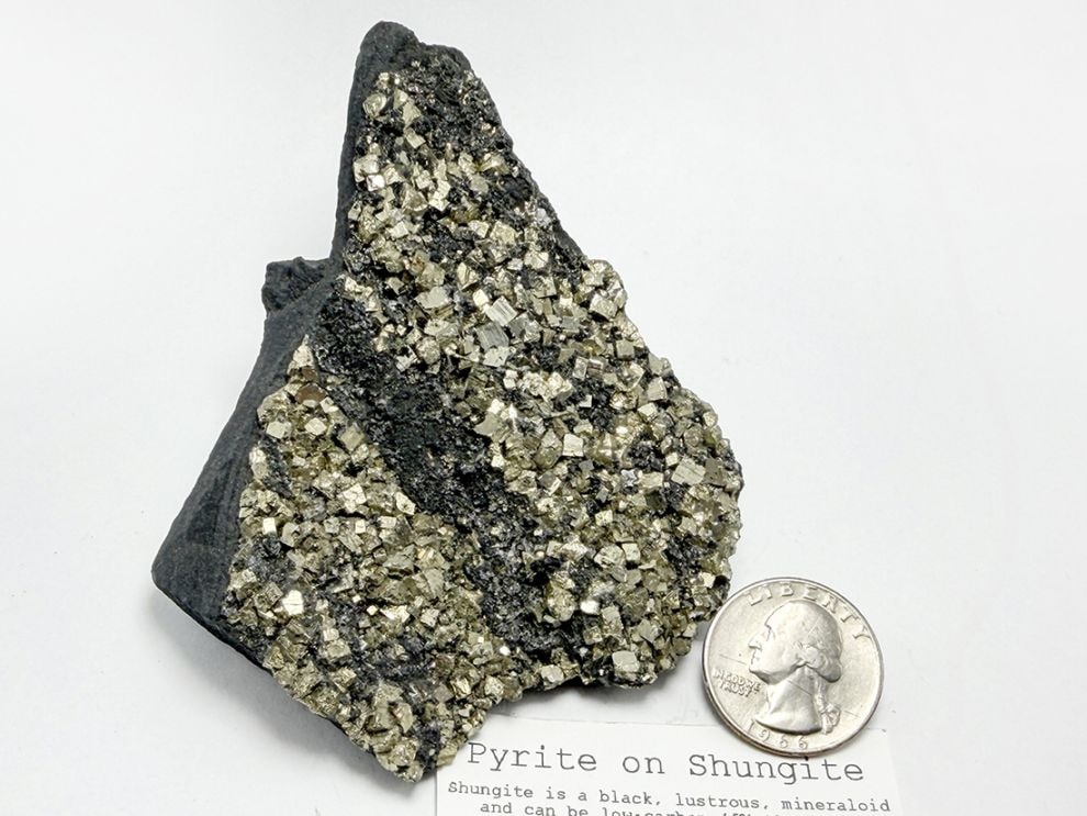 ブラジル産 パイライト on シュンガイト / Pyrite on Shungite