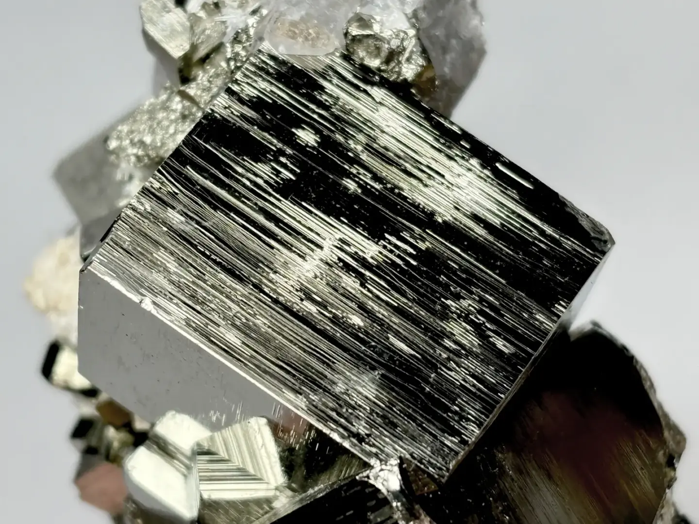 ( 蛍光 ) ペルー産  パイライト＆カルサイト  /Pyrite &Calcite