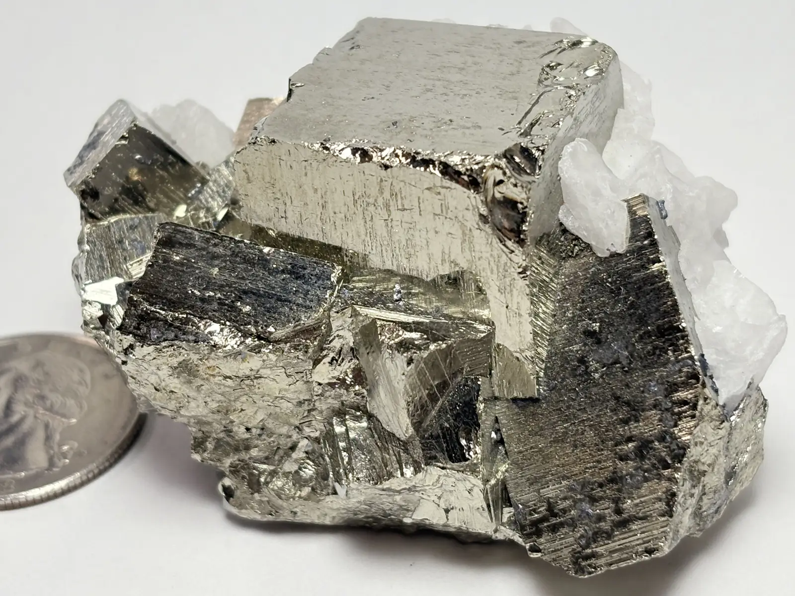( 蛍光 ) ペルー産  パイライト＆カルサイト /Pyrite &Calcite