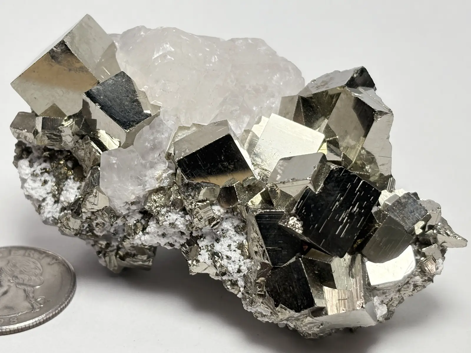 ( 蛍光 ) ペルー産  パイライト＆カルサイト /Pyrite &Calcite