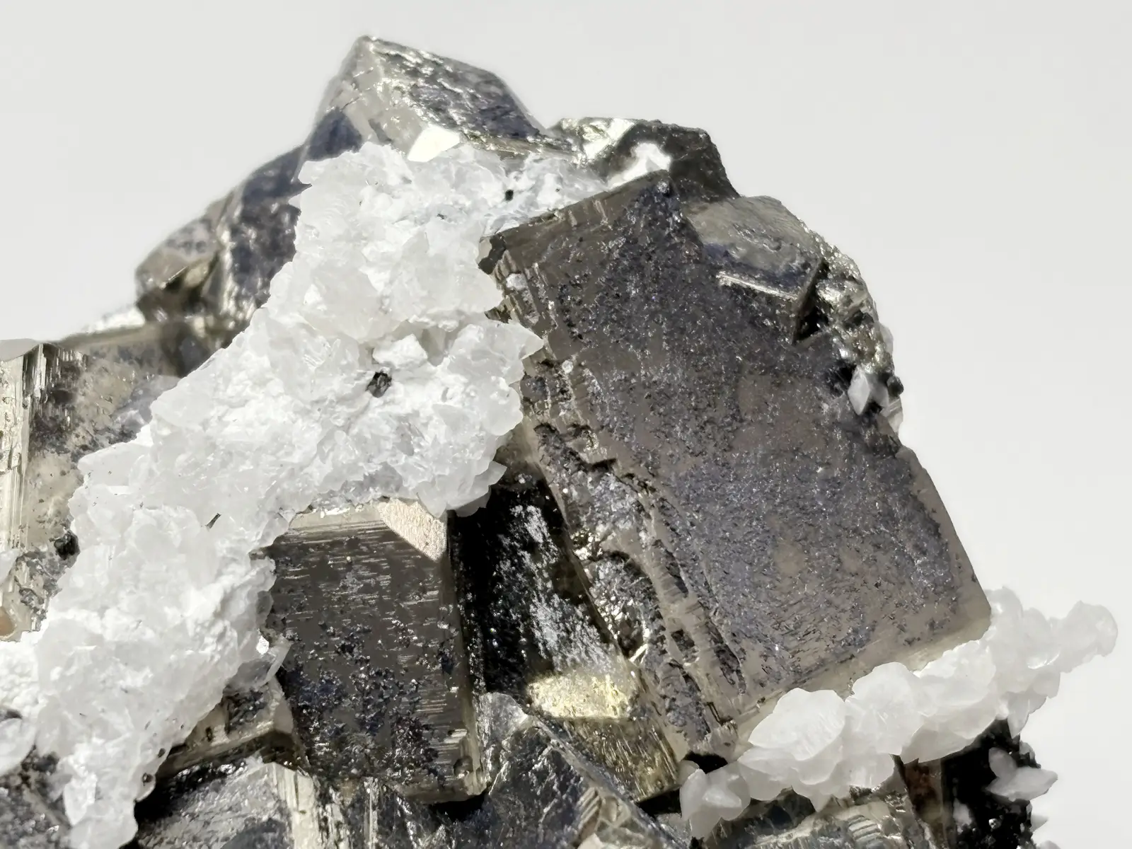 ( 蛍光 ) ペルー産  パイライト＆カルサイト /Pyrite &Calcite