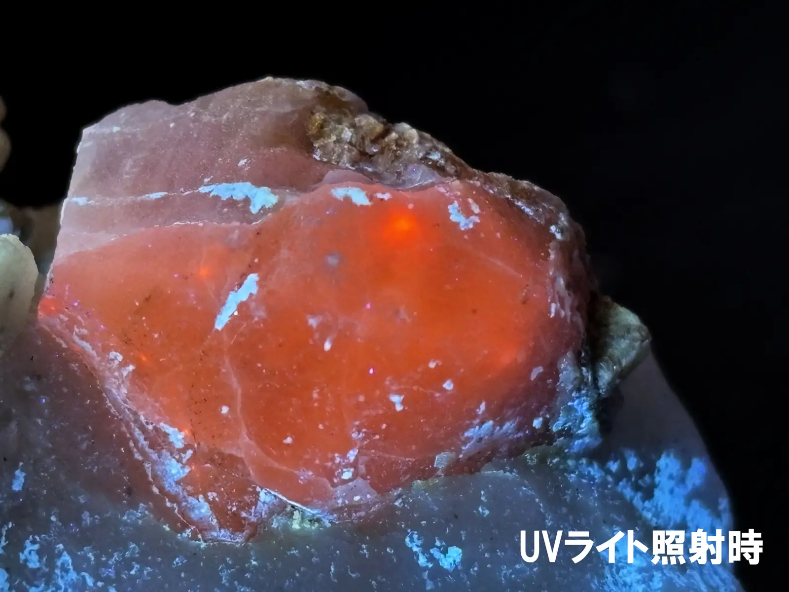 (蛍光) アフガニスタン産 ハックマナイト 結晶 / Hackmanite 