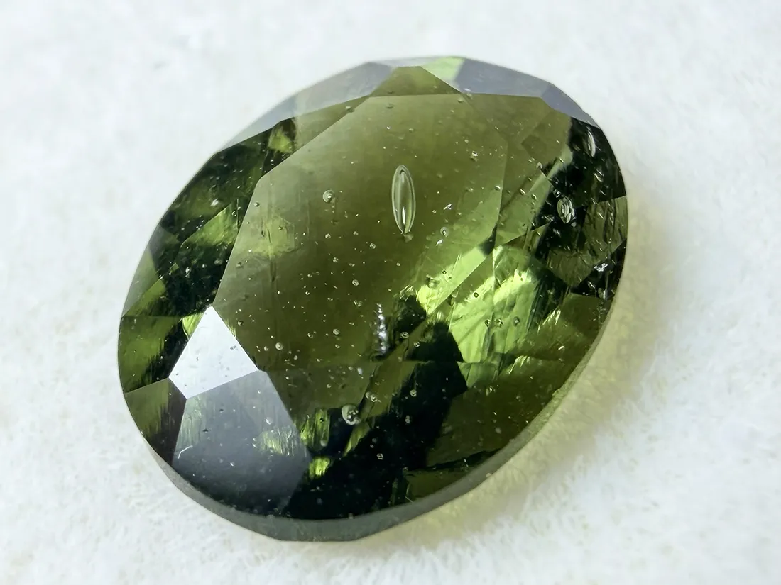 【鑑別書付き】チェコ産 モルダバイト 1.453ct ルース / Moldavite