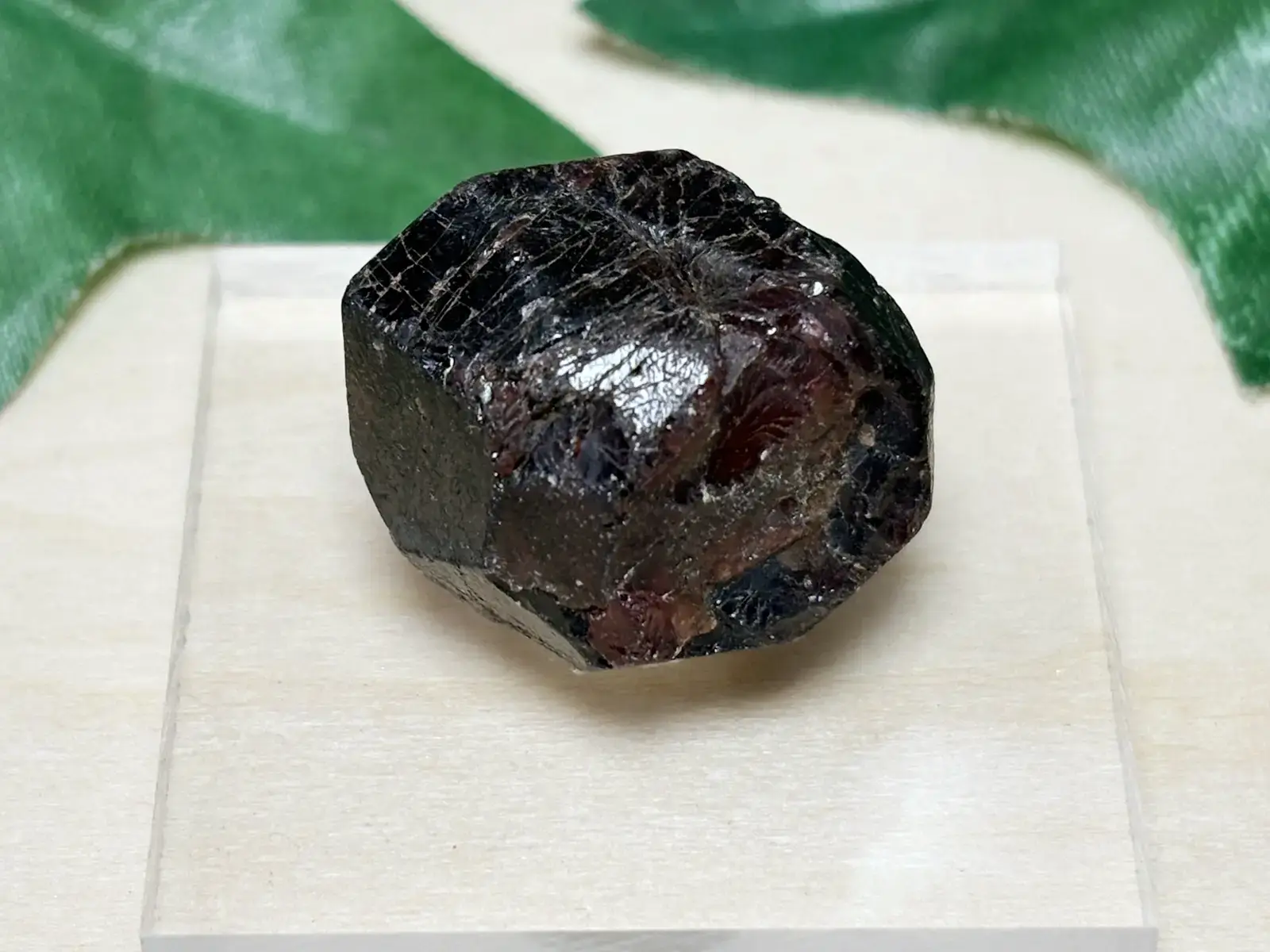 新疆ウイグル自治区産 アルマンディンガーネット / Almandine Garnet ( 鉄礬柘榴石 )【ミニチュア鉱物】