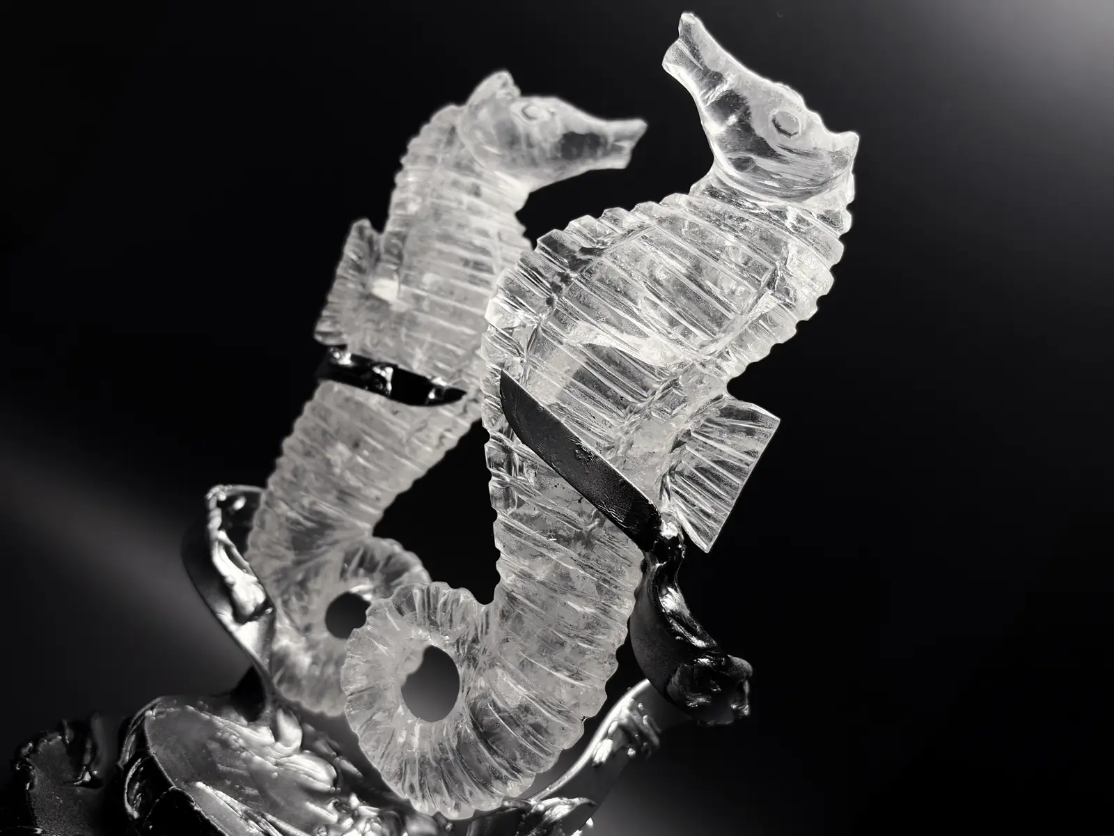 水晶 タツノオトシゴ ペア 彫刻 (専用回転台座付き)/ Quartz Seahorse