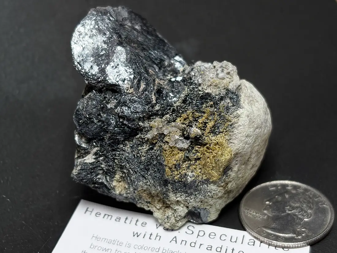和賀仙人鉱山産 鏡鉄鉱 (赤鉄鉱)with灰鉄柘榴石  / Specularite with Andradite