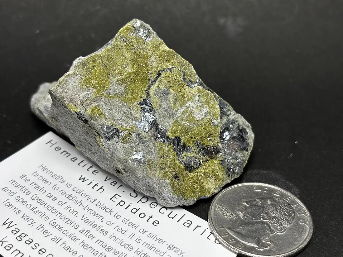 和賀仙人鉱山産 鏡鉄鉱 (赤鉄鉱)with緑簾石 / Specularite with Epidote