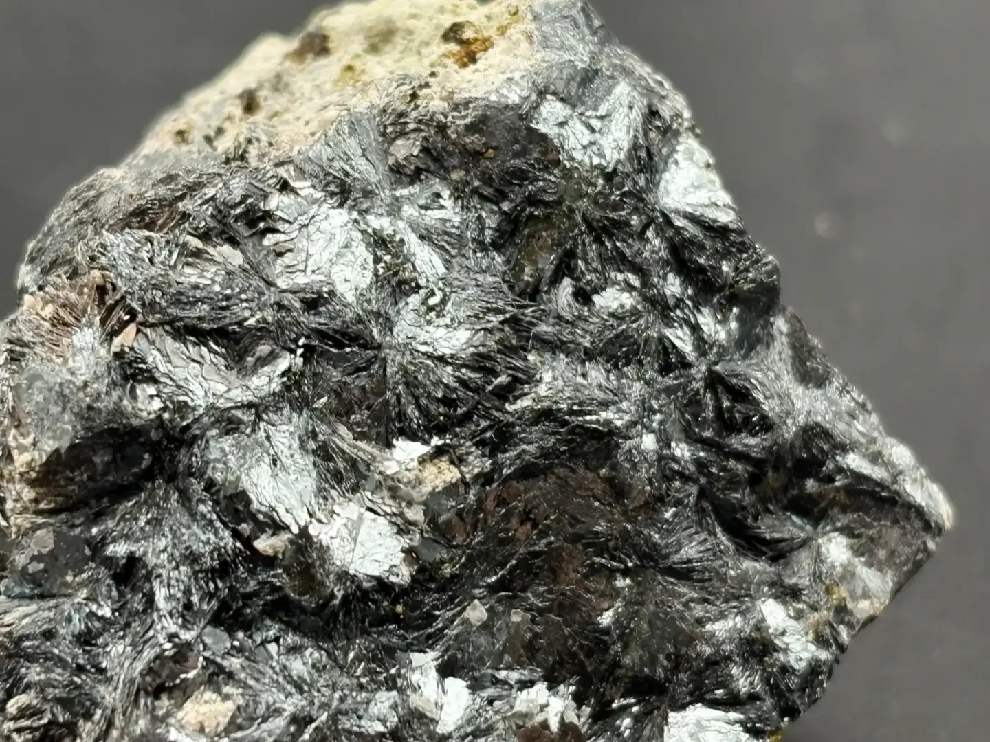 和賀仙人鉱山産 鏡鉄鉱 (赤鉄鉱)  / Specularite
