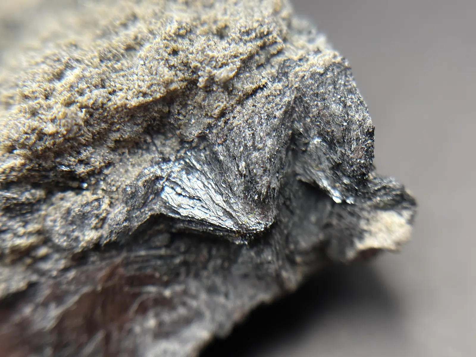 和賀仙人鉱山産 鏡鉄鉱 (赤鉄鉱)  / Specularite