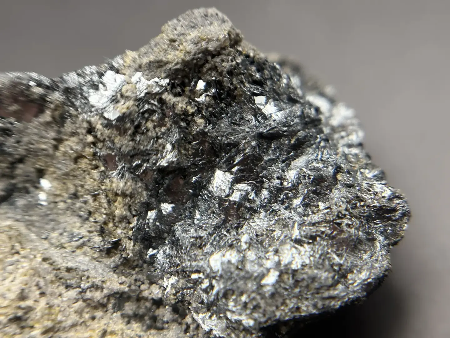 和賀仙人鉱山産 鏡鉄鉱 (赤鉄鉱)  / Specularite