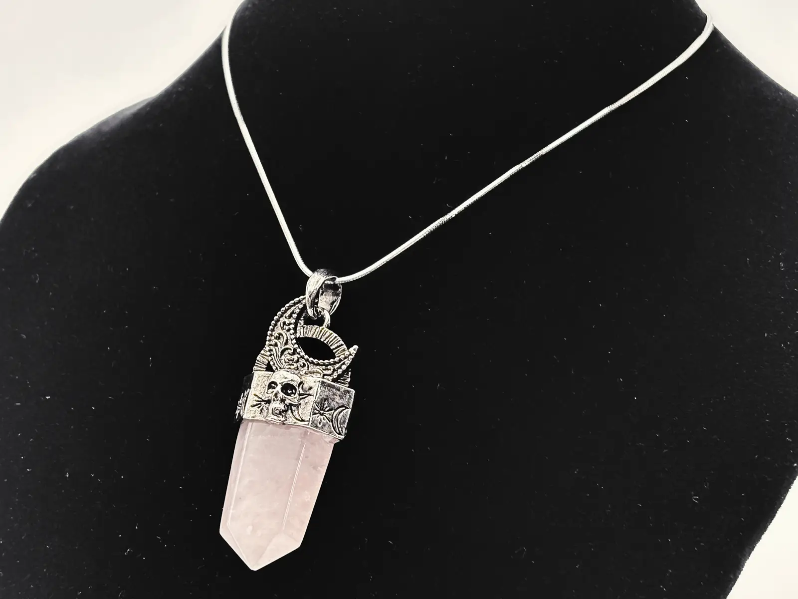 ローズクオーツ 月型チャーム付きネックレス / Rose Quartz