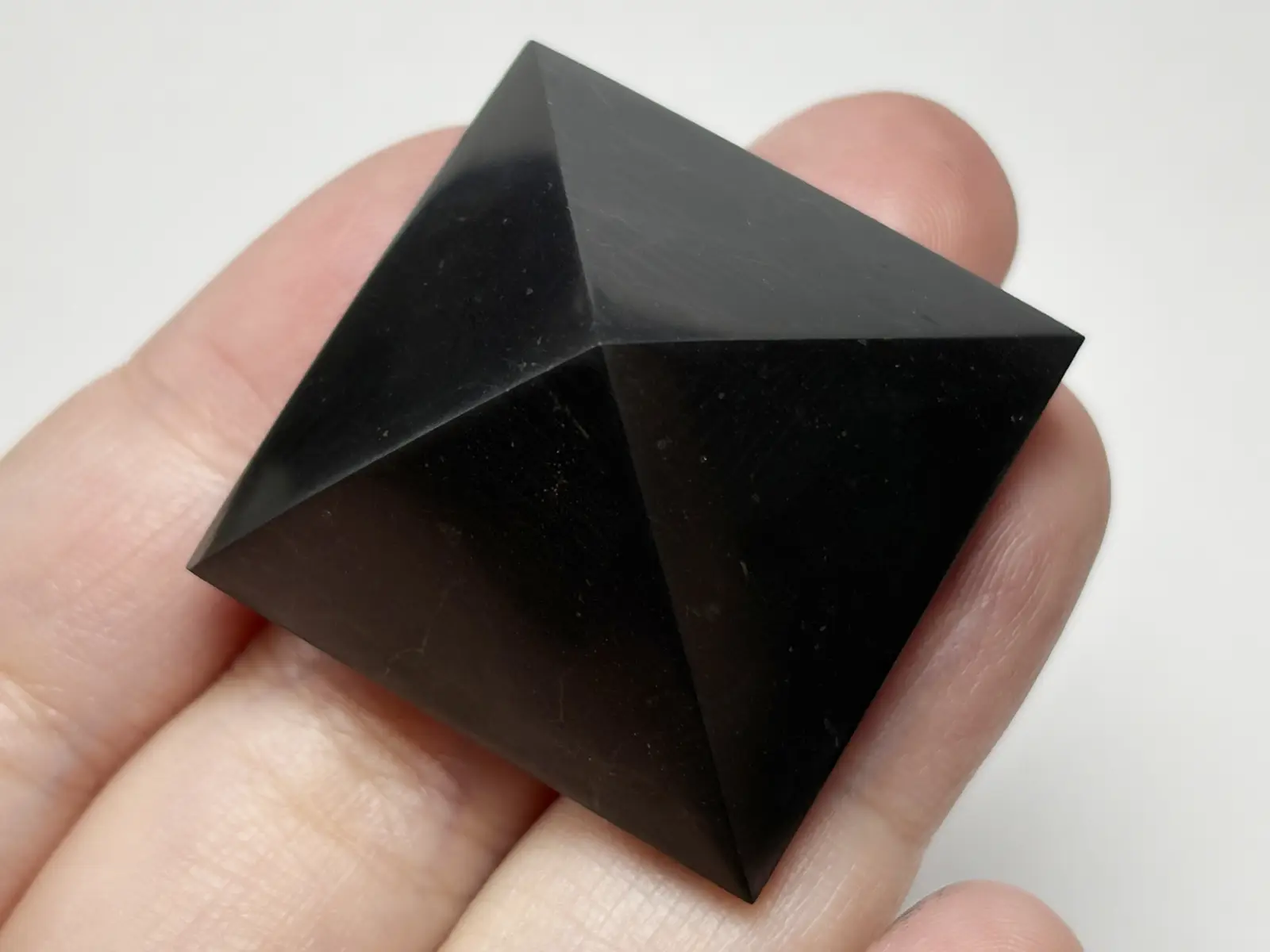 シュンガイト　ピラミッド 15cm エリートシュンガイト ピラミッド / Elite Shungite