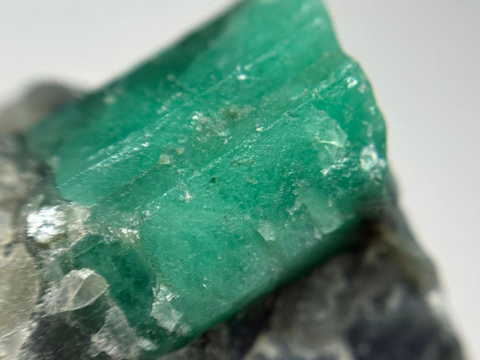 ブラジル産 エメラルド　母岩付き( 緑柱石 )/ Emerald