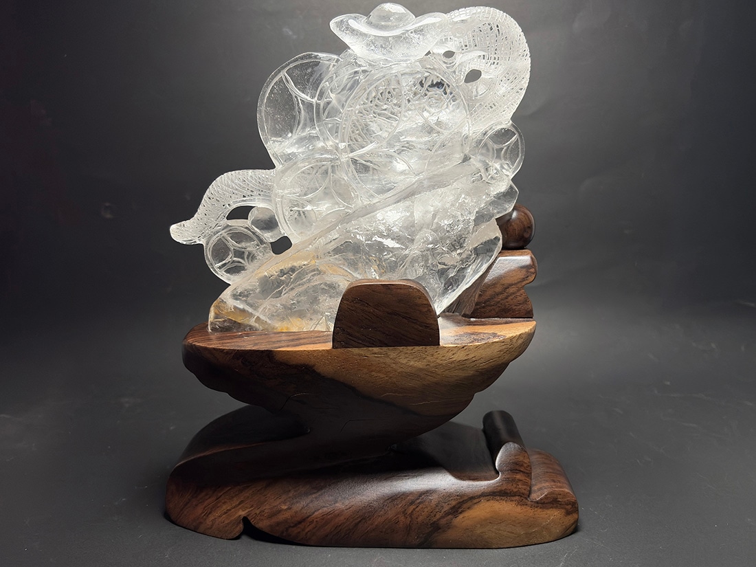 水晶 へび彫刻 (木製台座付き)